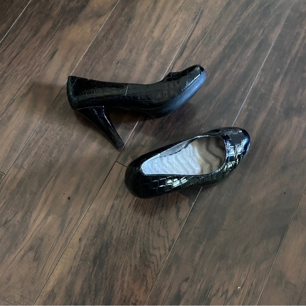 Black Quilted patent leather look high heel pumps - Picture 2 of 8